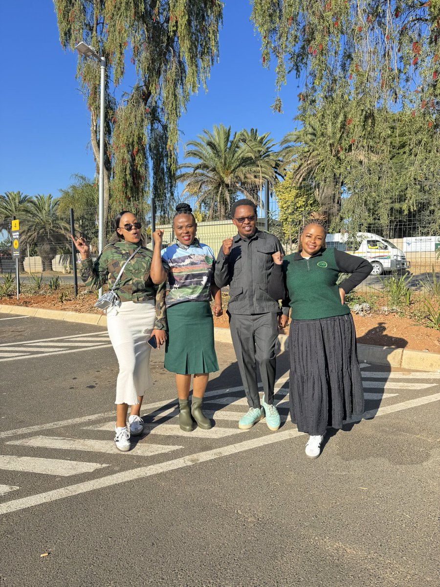 MasingaMbalenhl's tweet image. Mpumalanga detachment has taken a decision that no more programs at halls & etc. everyone on the ground door to door recruitment till 2026 💚🖤💛 #GwazaMkhontoGwaza