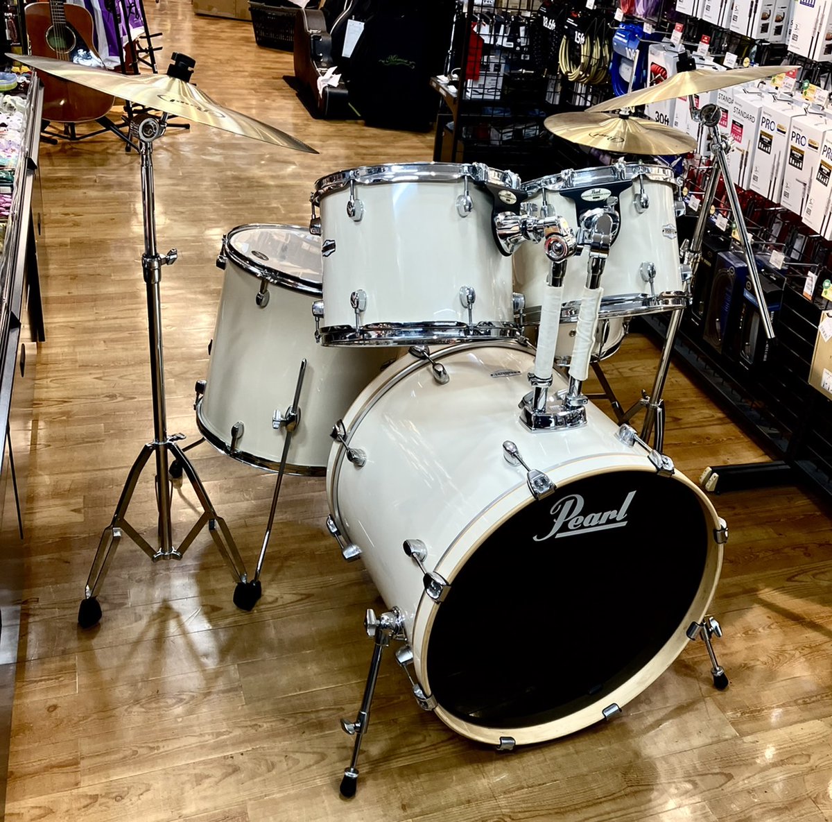 shima_koube's tweet image. 中古ドラムセット入荷🥁
PearlのセットでForum seriesになります。
スローン以外は一式揃ってますので、
すぐにドラムを叩きたい！という方いかがでしょうか～？
年季は入ってますが、まだまだ使って頂けると思います✨
詳細こちら▼
store.shimamura.co.jp/ec/pro/disp/1/…
＃中古 ＃ドラムセット ＃pearl