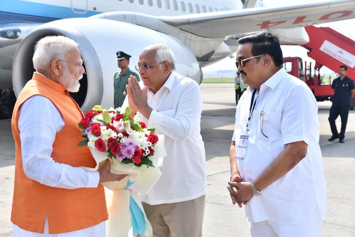ShasikantPandya's tweet photo. ।। સુસ્વાગતમ્ ।। 

ઓપરેશન સિંદૂરની સફળતા બાદ પ્રથમવાર ગુજરાતની પુણ્યભૂમિ પર પધારેલા માનનીય પ્રધાનમંત્રી શ્રી @narendramodi જીનું વડોદરા એરપોર્ટ ખાતે માનનીય મુખ્યમંત્રી શ્રી @Bhupendrapbjp તથા કેન્દ્રીય જળશક્તિ મંત્રી અને પ્રદેશ અધ્યક્ષ શ્રી @CRPaatil દ્વારા ઉષ્માભર્યું સ્વાગત કરવામાં આવ્યું. 

#ViksitBharatViksitGujarat