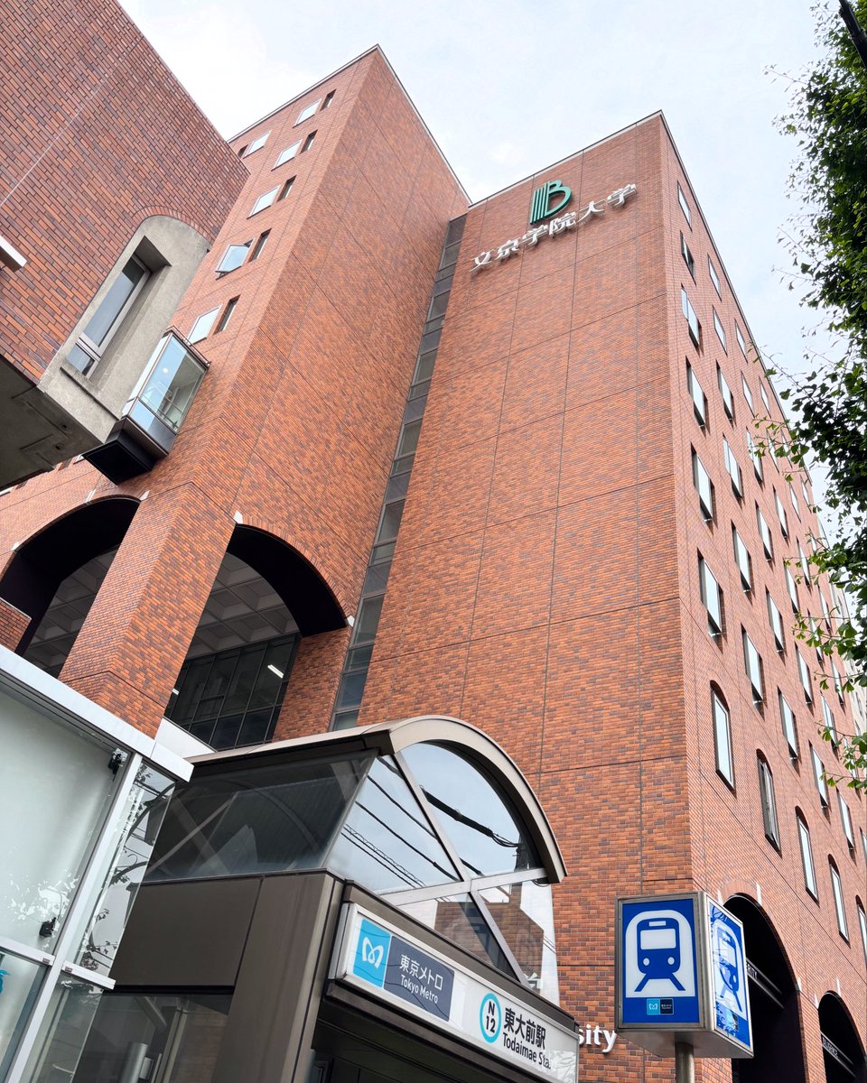 今日はこちらの大学で講義させていただきました。
母性看護学のゲスト講義で、男性目線の子育てがテーマです。男女120名(ほぼ女性)に父親の子育てやこれからのライフキャリアについて等
感想が届くのが楽しみです。
#次世代パパママ育成プロジェクト