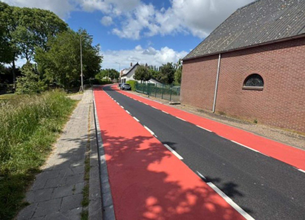 𝗡𝗶𝗲𝘂𝘄 𝗳𝗶𝗲𝘁𝘀𝗽𝗮𝗱 𝗶𝗻 𝗭𝘂𝗶𝗱𝗹𝗮𝗻𝗱 🚴‍♂️

Ballast Nedam Road Specialties legde 490m aan fietspad aan langs de Stationsstraat (1.760 m² totaal) met Reibeplastik RAL 3016. Opvallend rood, optimale grip. Klaar voor veilig gebruik! 💪