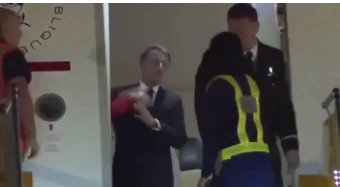 Florian Philippot (@f_philippot) on Twitter photo #BaffeDeBrigitte : lâĂlysĂ©e a cru au dĂ©part que la scĂšne nâavait Ă©tĂ© filmĂ©e que par Russia Today, et a donc dâabord dĂ©menti en disant que câĂ©tait une « fausse vidĂ©o » (CĂ©lĂ©russe)
Puis, pas de bol, le Palais a dĂ©couvert que lâagence amĂ©ricaine Associated Press avait aussi filmĂ© #BaffeDeBrigitte : lâĂlysĂ©e a cru au dĂ©part que la scĂšne nâavait Ă©tĂ© filmĂ©e que par Russia Today, et a donc dâabord dĂ©menti en disant que câĂ©tait une « fausse vidĂ©o » (CĂ©lĂ©russe)
Puis, pas de bol, le Palais a dĂ©couvert que lâagence amĂ©ricaine Associated Press avait aussi filmĂ©