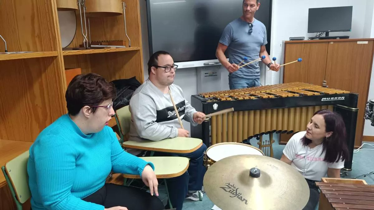 el Área Socioeducativa de la <a href="/ocnesp/">Orquesta y Coro Nacionales de España</a> se suma a la conmemoración del 30 aniversario del Auditorio Víctor Villegas de Murcia, ofreciendo el taller  " Toca y descubre"  para personas con discapacidad intelectual y de desarrollo de la Región