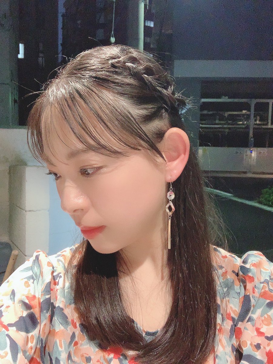 fnanaef's tweet photo. 昨日は池袋FI5VEにてのライブありがとうございました💕
昨日は珍しく髪の毛編み編み🥰
セトリは
とどかぬ願い / #菜苗
#5月 #MaySong / #ふきのとう
#話しかけたかった / #南野陽子
#緑の町に舞い降りて / #松任谷由実
#トマト売りの歌 / #久保田早紀
#大きな玉ねぎの下で / #爆風スランプ https://t.co/ZjRQRR8cQc