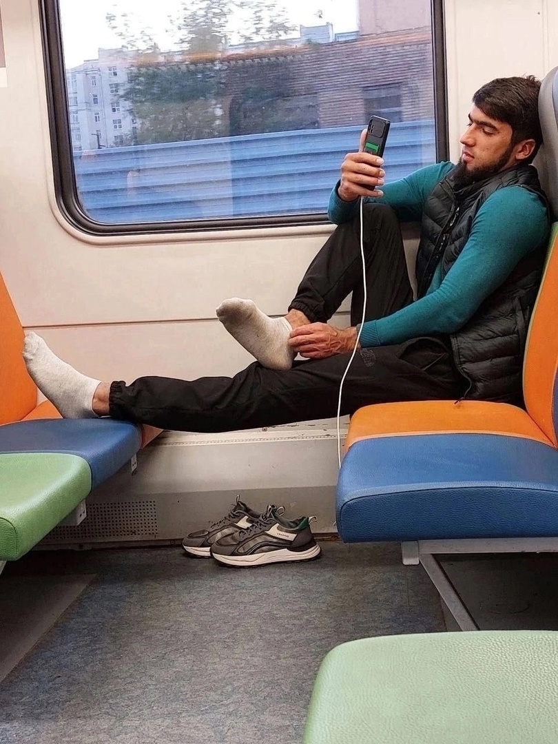 ПАМЯТКА МИГРАНТУ.
Ты не смог заработать в своей стране и пришёл в нашу, пришёл в наш дом и попросил у нас работу, чтобы твоя семья не голодала.
Мы тебе позволили зарабатывать деньги в нашей стране. Мы позволили тебе пересылать заработанное в свою страну обедняя тем самым нашу.