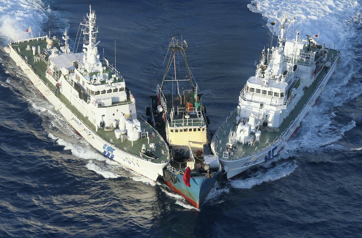 Michael71T's tweet image. What a picture, I must say!
Two Japan Coast Guard vessels JCG Muzuki & JCG Nobaru ramming a Chinese Maritime Militia boat whose crew had illegally placed a Chinese flag on Japan's Uotsuri Island!
Chinese militia got the treatment they deserve! @MalayaIrredenta @ChongJaIan