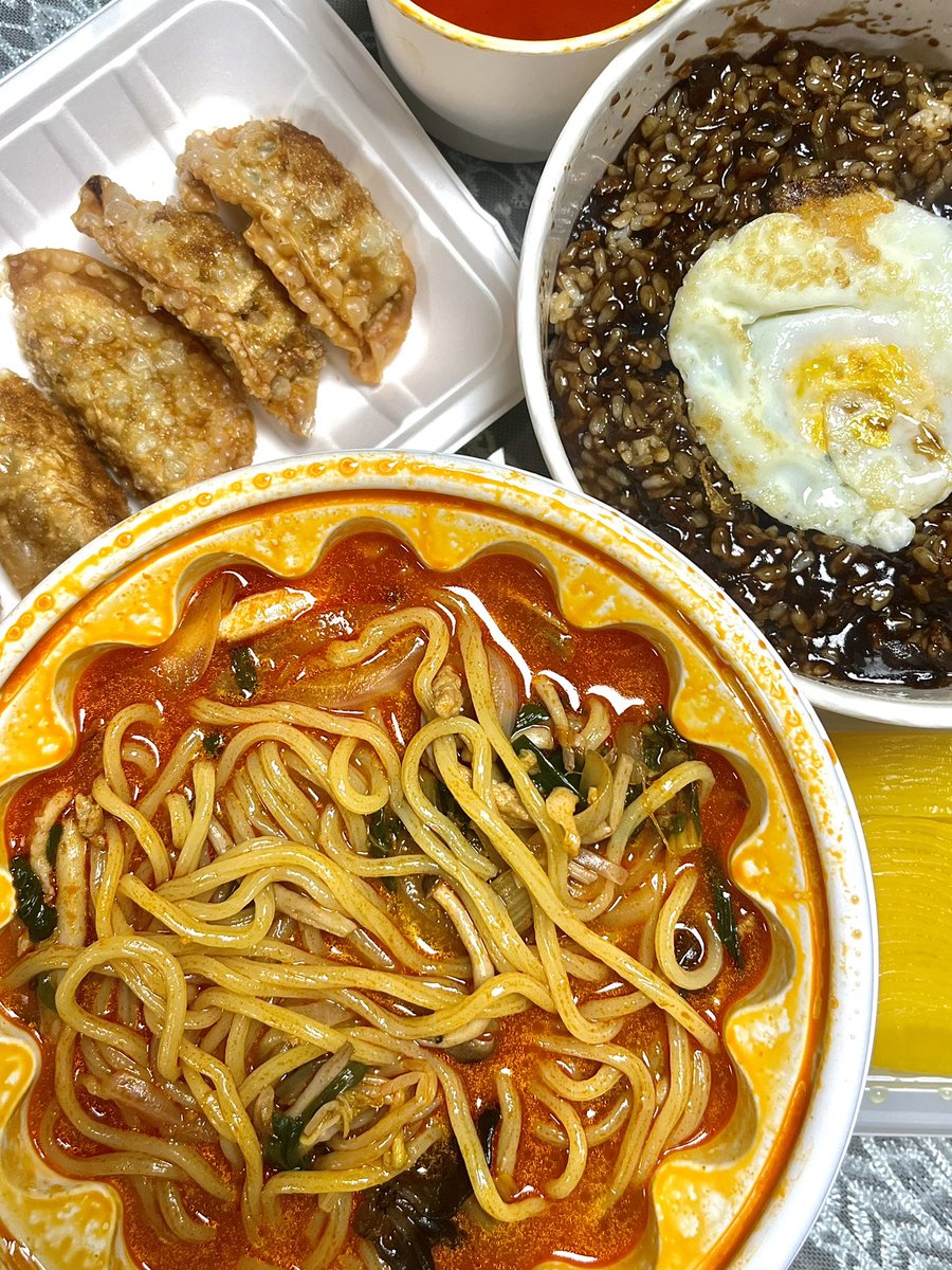 bab_restaurant's tweet photo. 짬뽕에 짜장밥 튀긴군만두 마니 머것스니다.. https://t.co/hTTt12J4WQ