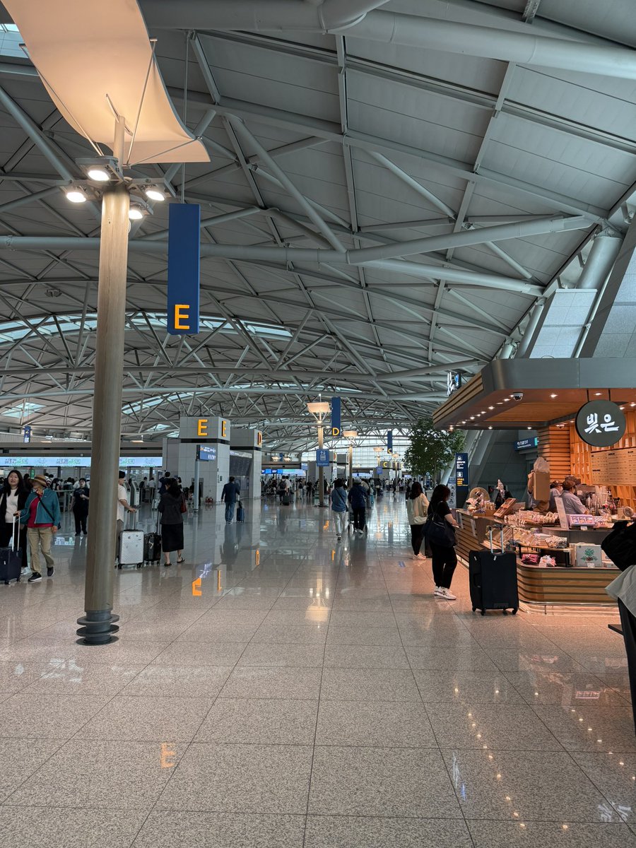 SugarTamami's tweet photo. 【ソウル🇰🇷旅行】
仁川空港T1
保安検査の混雑にうんざりだけど、ここで最後餅買えるのをモチベにしてる笑
ほんとに美味しい
基本賞味期限当日だから、近しい人以外へのお土産としては厳しいけど、是非自分のお土産に！(大好き🫶)
📍仁川空港T1 チェックインカウンターEの前 https://t.co/N2ubMx4utJ