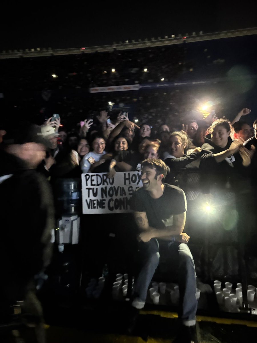 JAJAJAJAJAAJAJ y el de caga de risa, tipazo