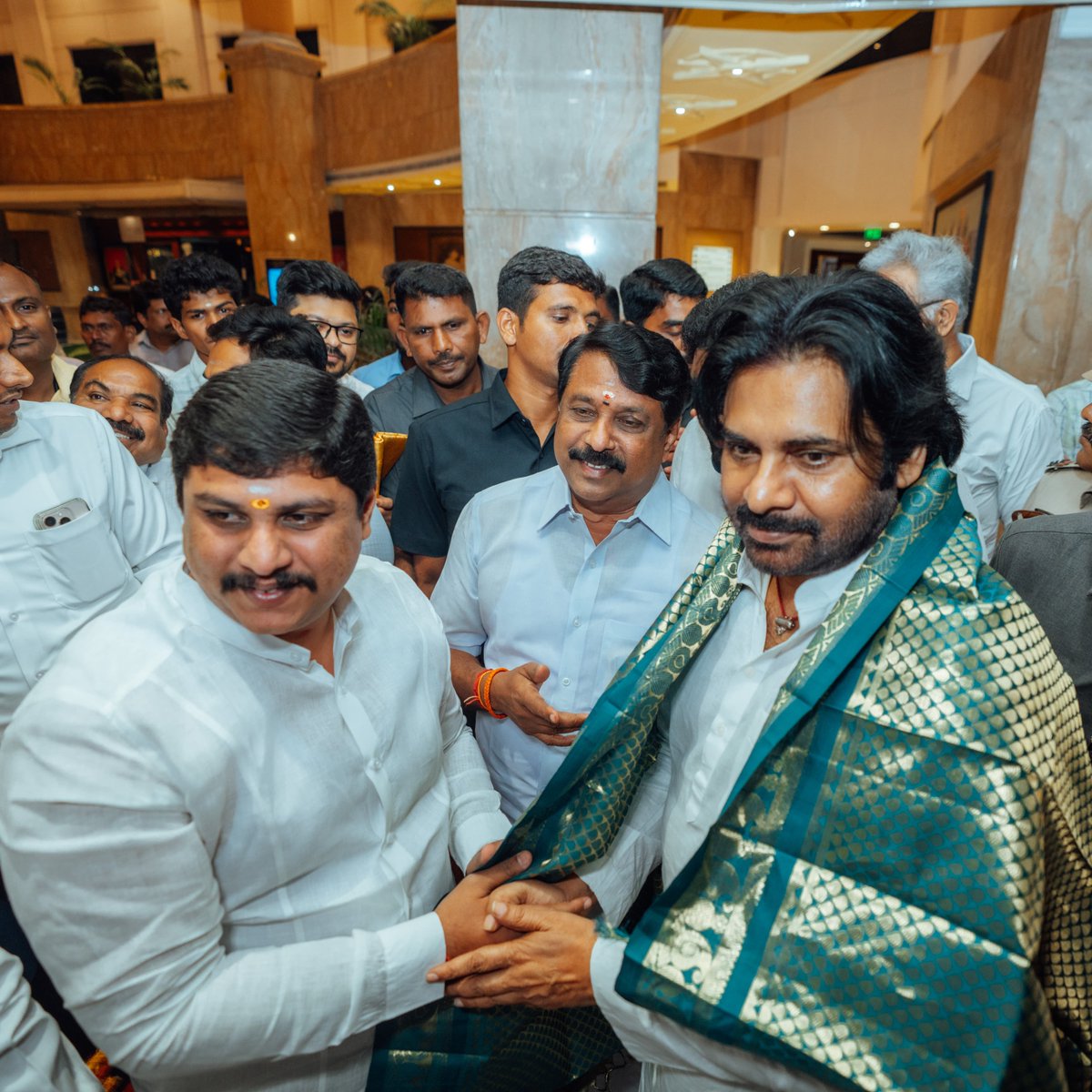 NainarBalaji's tweet photo. சென்னை திருவான்மியூரில் இன்று நடைபெறும் "ஒரே நாடு ஒரே தேர்தல்" கருத்தரங்கில் சிறப்பு விருந்தினராகப் பங்கேற்கவுள்ள தேசிய ஜனநாயக கூட்டணியின் ஜனசேனா கட்சித் தலைவரும், ஆந்திரப் பிரதேசத்தின் துணை முதல்வருமான மாண்புமிகு திரு. @PawanKalyan அவர்களை சென்னையில் மகிழ்ச்சியுடன் வரவேற்றோம். https://t.co/lE4Brr7VB1