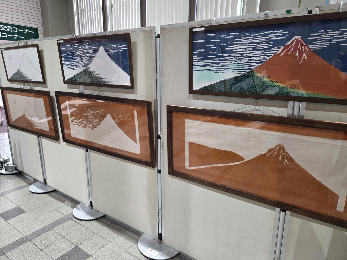 nakakucho_sakai's tweet image. ／
「浪華本染め（なにわほんぞめ）&amp;lt;注染&amp;gt;WEEK」開催中！
＼
葛飾北斎の作品を染めた手ぬぐいや、反物等を中区役所エントランスホールで展示しています。
ぜひこの機会に #注染 の魅力を感じてみませんか😊
日程
30・31日 製品販売
31日 染め体験（要申込）
詳細↓
city.sakai.lg.jp/naka/torikumi/…
#中区魅力