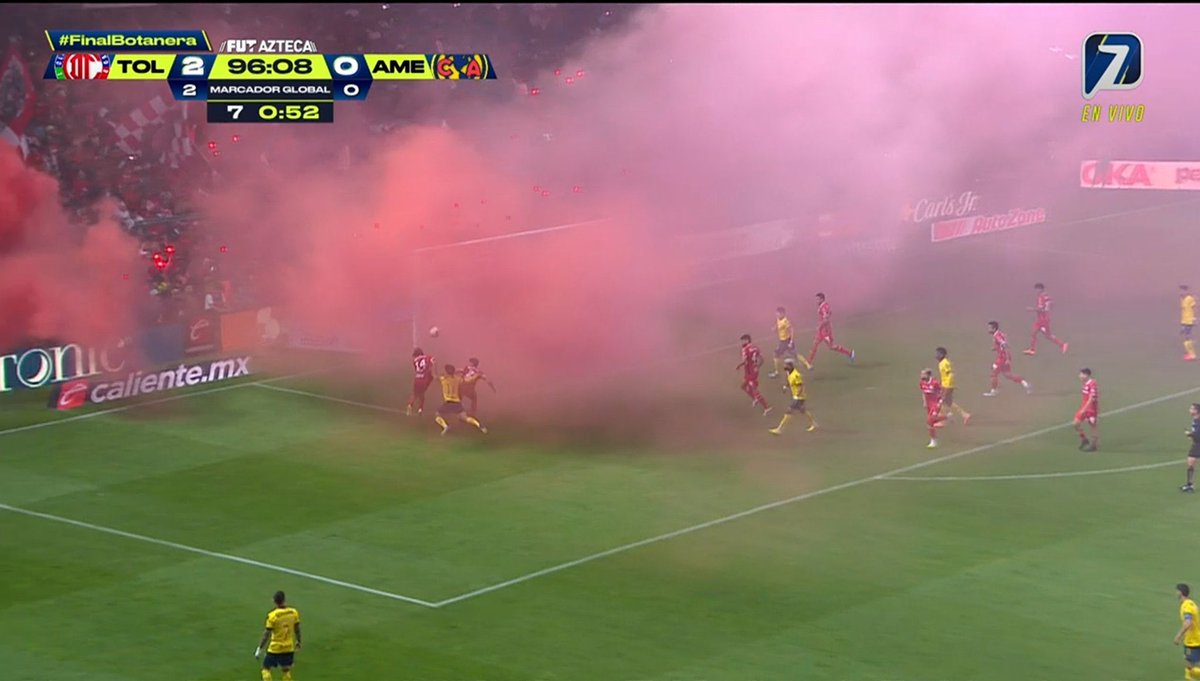 MartinoliCuri's tweet photo. Chinga tu madre, teniendo al peor portero de la Liga se les ocurre quitarle la visibilidad en el momento más importante del torneo JAJAJAJA https://t.co/GuwhbQ9YFB