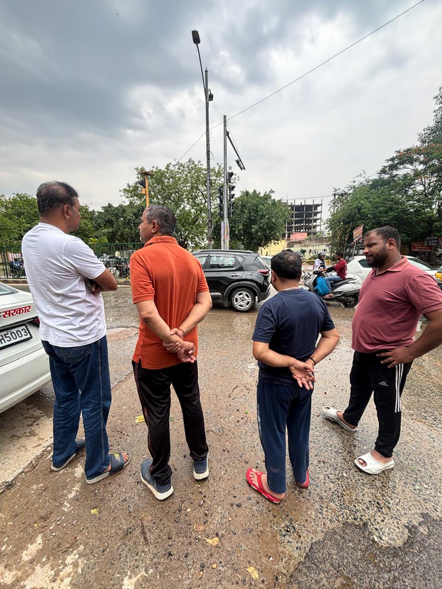 While Sunday rains surely turned #Gurgaon #Gurugram into Jalgram it had a silver lining the response on <a href="/MunCorpGurugram/">MCG</a> . The newly appointed commissioner Pradeep Dahiya got all officers on field and managed to get majority areas cleared between two hours. It was a sight to see