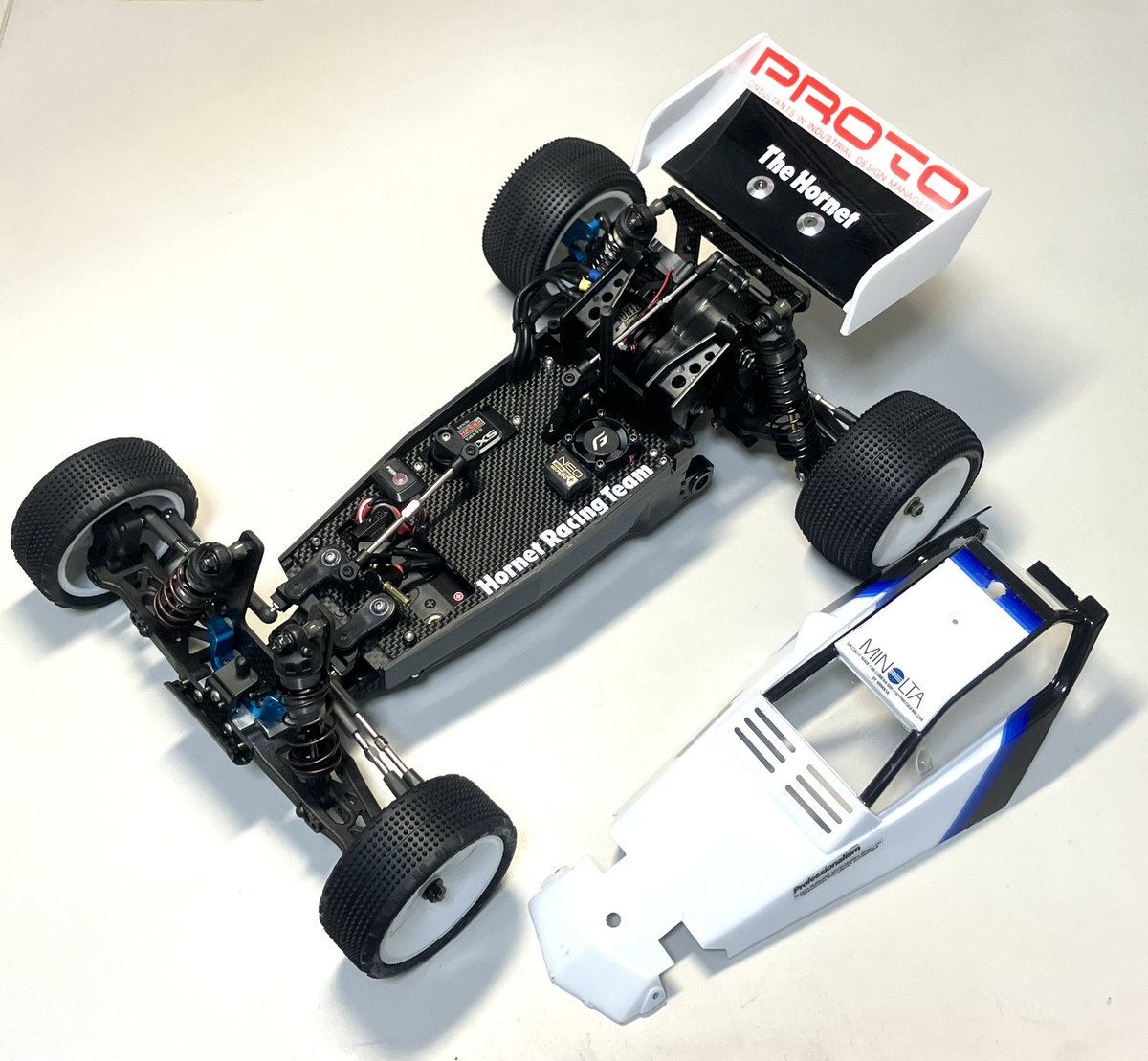 アームをTGR用に変更して解決。トレッドが8mm、ホイールベースは6mm減って(見た目の)バランスも良くなった。DT用よりだいぶ硬くて曖昧さが無い感じ