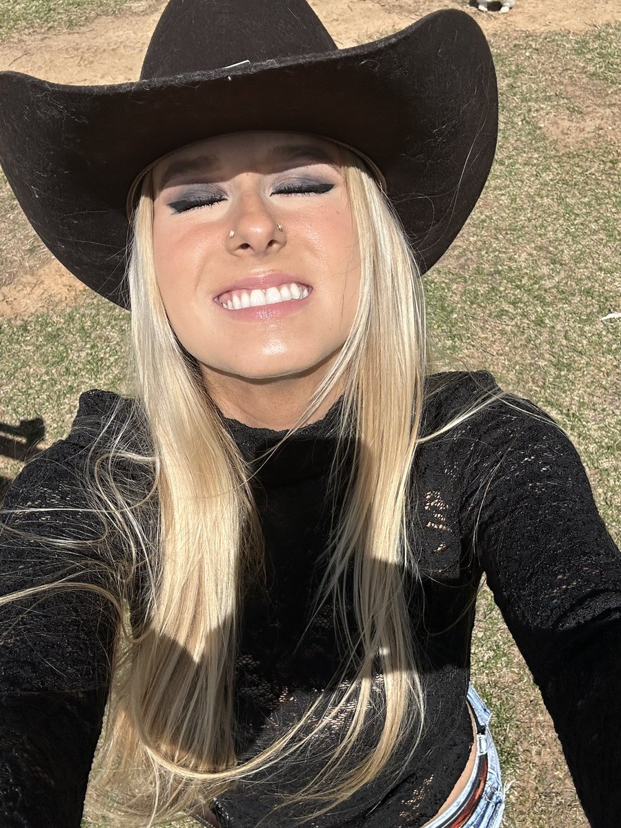 Hi I’m Alexis XJ, a welder, mechanic, chubby chaser, chicken mom, and farm owner. Please RT if a girl like me is your type.