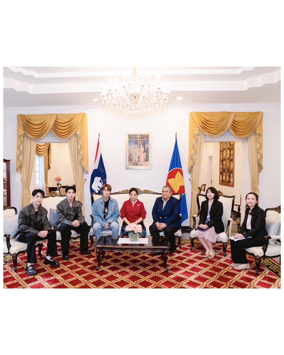 GMMTV's tweet photo. Ghi lại khoảnh khắc Nanon và Sea-Keen vinh dự được bà Wiraka Moodhitaporn, Tổng Lãnh sự Thái Lan tại TP. Hồ Chí Minh, cùng ông Panidol Patchimsawat, Phó Vụ trưởng Vụ Thông tin Báo chí, Bộ Ngoại giao Thái Lan, tiếp đón tại buổi gặp gỡ và trao đổi ý kiến trong vai trò là một phần của Lễ hội Thái Lan tại TP. Hồ Chí Minh năm 2025. Nhân dịp này, Nanon và Sea-Keen cũng được trao tặng món quà lưu niệm như một sự ghi nhận và vinh danh cho những đóng góp của họ đối với Lễ hội năm nay.

เก็บภาพบรรยากาศ "นนน, ซี, คีน" ที่ได้รับเกียรติจาก นางสาววีรกา มุทิตาภรณ์ กงสุลใหญ่ ณ นครโฮจิมินห์ และ นายปาณิดล ปัจฉิมสวัสดิ์ รองอธิบดีกรมสารนิเทศ กระทรวงการต่างประเทศ ให้เข้าพบพร้อมแลกเปลี่ยนความคิดเห็นในการเป็นส่วนหนึ่งของการเข้าร่วมงานเทศกาล Thai Festival in Ho Chi Minh City 2025 
พร้อมมอบของที่ระลึก เพื่อเป็นเกียรติในการเป็นส่วนหนึ่งของเทศกาลไทยในครั้งนี้ 

#ThaiFestinHochiminh2025xNanon
#ThaiFestinHochiminh2025xSeaKeen 
#ThaiFestivalinHCMC2025 #ThaiFestivalinHCMC 
#GMMTV