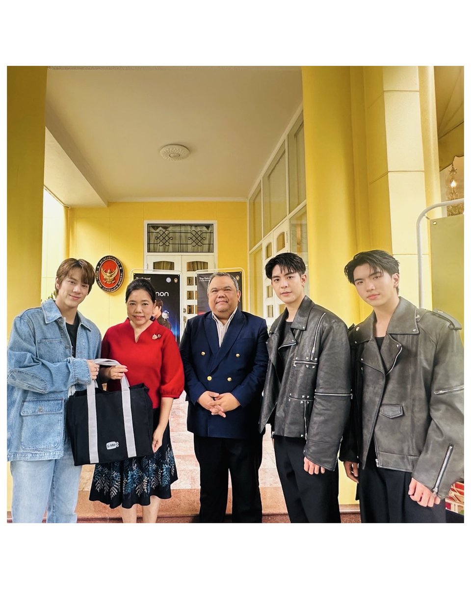 GMMTV's tweet photo. Ghi lại khoảnh khắc Nanon và Sea-Keen vinh dự được bà Wiraka Moodhitaporn, Tổng Lãnh sự Thái Lan tại TP. Hồ Chí Minh, cùng ông Panidol Patchimsawat, Phó Vụ trưởng Vụ Thông tin Báo chí, Bộ Ngoại giao Thái Lan, tiếp đón tại buổi gặp gỡ và trao đổi ý kiến trong vai trò là một phần của Lễ hội Thái Lan tại TP. Hồ Chí Minh năm 2025. Nhân dịp này, Nanon và Sea-Keen cũng được trao tặng món quà lưu niệm như một sự ghi nhận và vinh danh cho những đóng góp của họ đối với Lễ hội năm nay.

เก็บภาพบรรยากาศ "นนน, ซี, คีน" ที่ได้รับเกียรติจาก นางสาววีรกา มุทิตาภรณ์ กงสุลใหญ่ ณ นครโฮจิมินห์ และ นายปาณิดล ปัจฉิมสวัสดิ์ รองอธิบดีกรมสารนิเทศ กระทรวงการต่างประเทศ ให้เข้าพบพร้อมแลกเปลี่ยนความคิดเห็นในการเป็นส่วนหนึ่งของการเข้าร่วมงานเทศกาล Thai Festival in Ho Chi Minh City 2025 
พร้อมมอบของที่ระลึก เพื่อเป็นเกียรติในการเป็นส่วนหนึ่งของเทศกาลไทยในครั้งนี้ 

#ThaiFestinHochiminh2025xNanon
#ThaiFestinHochiminh2025xSeaKeen 
#ThaiFestivalinHCMC2025 #ThaiFestivalinHCMC 
#GMMTV