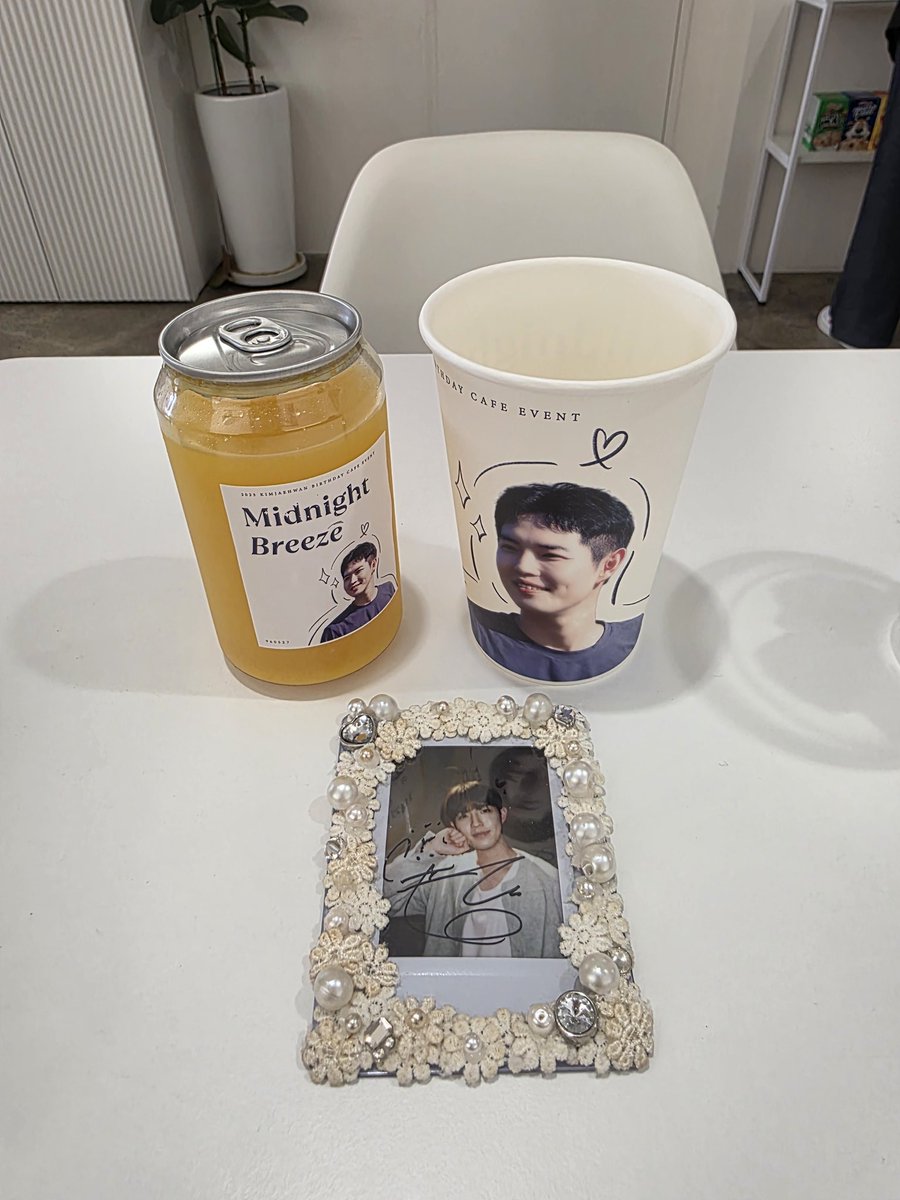 김재환 생일 카페
카페 모모이
#선선한_5월의_밤바람
#김재환 #KIMJAEHWAN