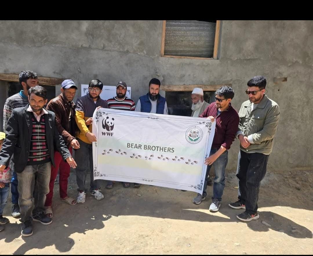 A bear-proof corral was handed over to Azuri Village, Pandrass, by Hon’ble Councillor Mr. Abdul Samad. The #WWF-India initiative aims to reduce human-bear conflict. Tools like ANIDERS were also provided. #BearProof #WildlifeConservation #Drass
Full article voiceofladakh.in/2025/05/bear-p…