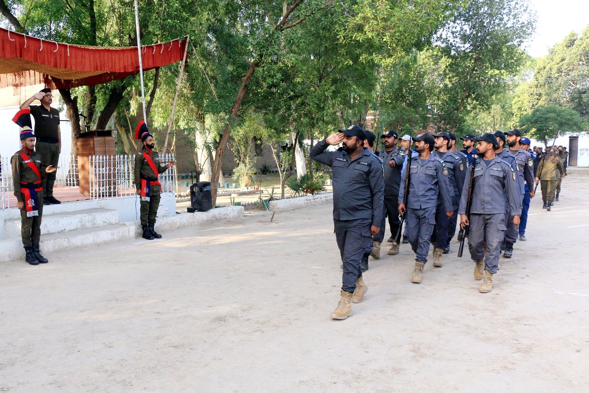 NankanaPolice's tweet photo. ڈی پی او ننکانہ کی ہدایت پر ڈسٹرکٹ پولیس لائن ننکانہ میں جنرل پریڈ کا انعقاد۔ ڈی ایس پی لیگل محمد نعیم نے جنرل پریڈ میں سلامی لی۔ پریڈ کا معائنہ کیا، پولیس افسران و جوانوں کا ٹرن آؤٹ چیک کیا۔

#PunjabPolice #nankanapolice #dponankana #SalamPolice #generalprade https://t.co/5eLqiyUQY7