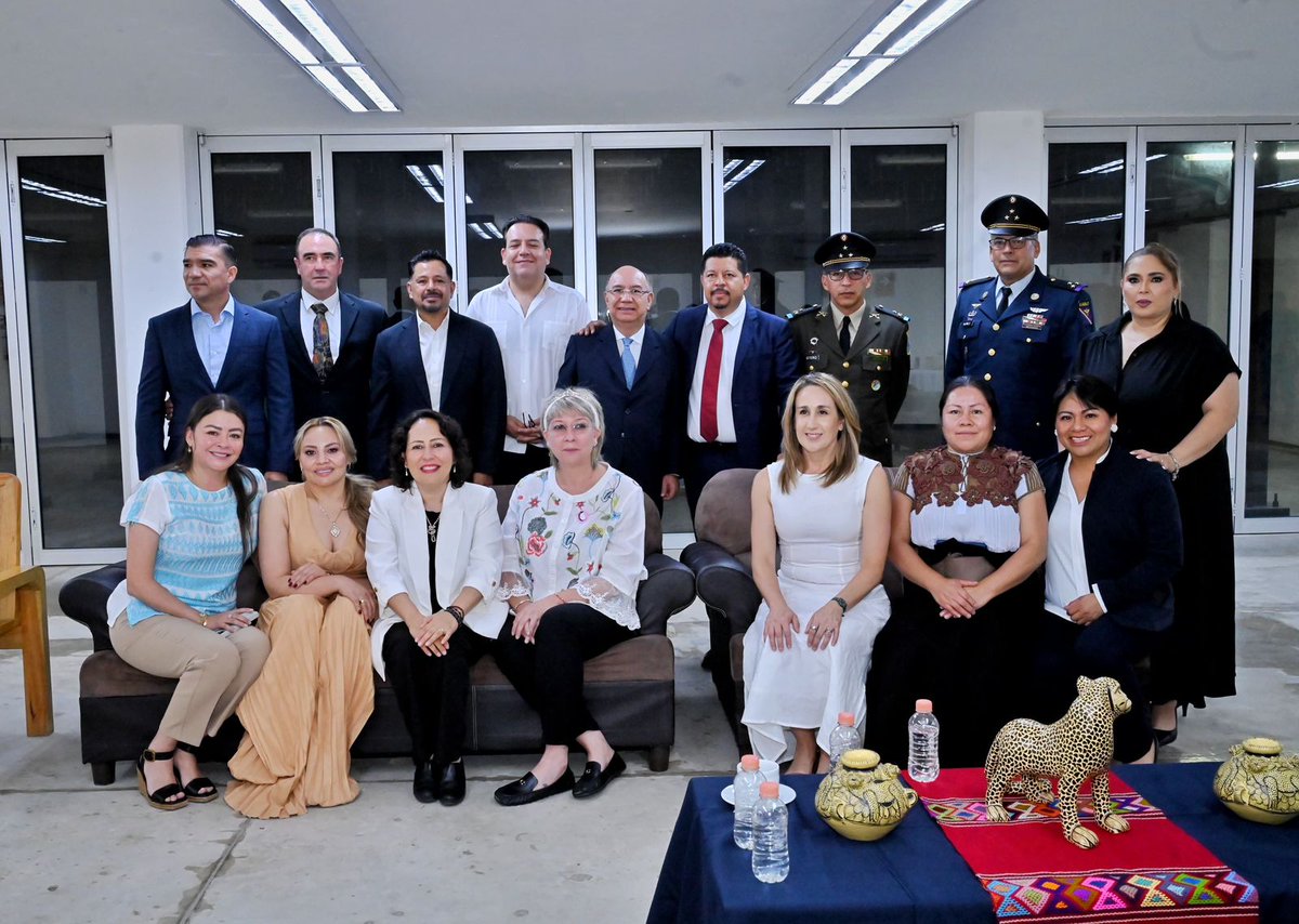 Desde Comitán, Chiapas, tierra natal de Belisario Domínguez, acompañé la entrega de las llaves de la ciudad a Ninfa Deándar, en reconocimiento a su trayectoria periodística y a su reciente distinción con la Medalla Belisario Domínguez 2023.

Como presidenta de la Comisión