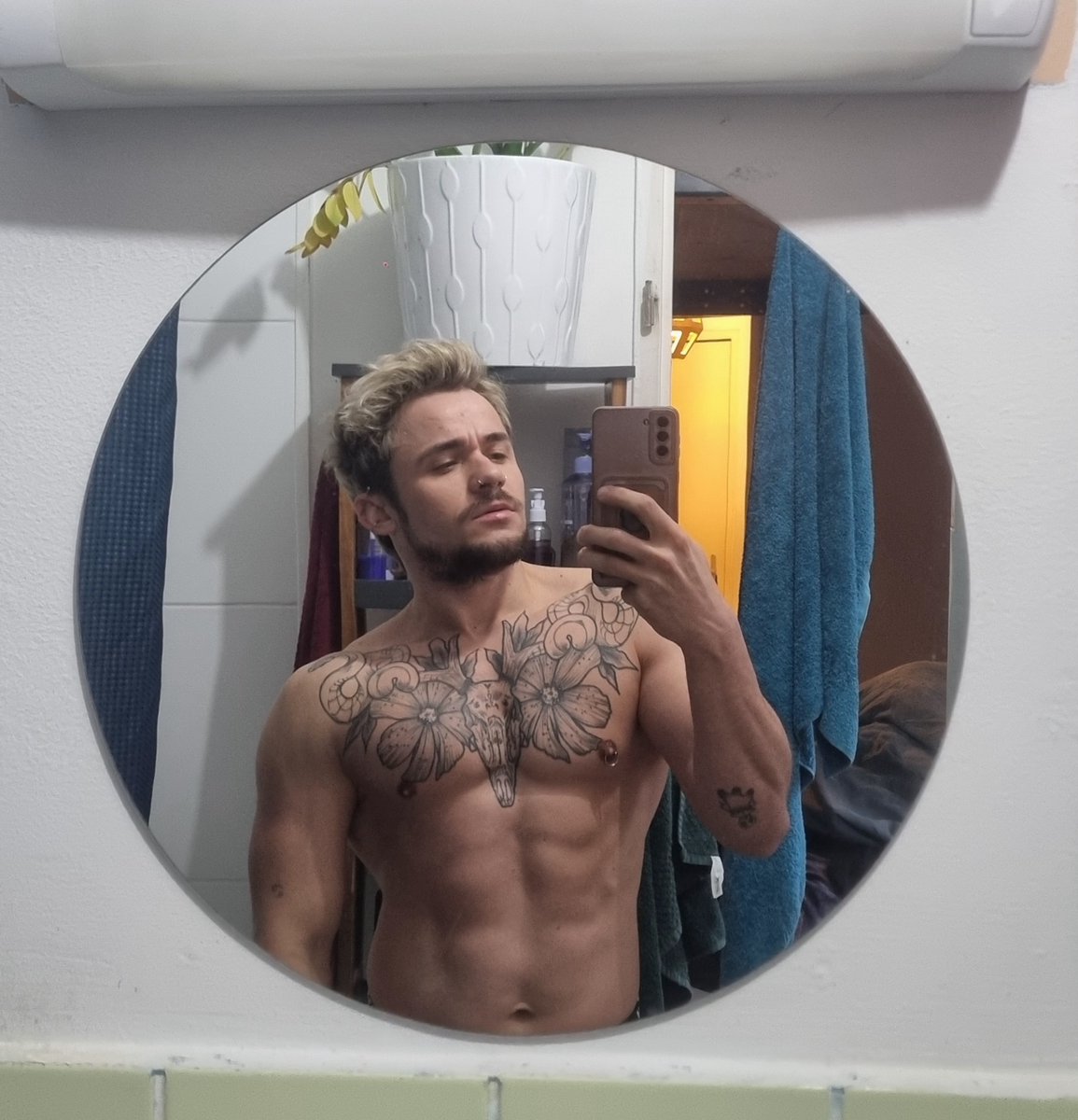 sorry guys my last post been canceled i want to make sure that anyone of you get the spécial pictures that i promise in you DM.

retweet another time then i Will make sure that each of you got it on time🙏❤️