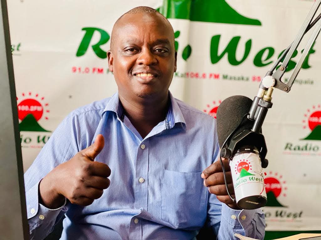 Gamba Mpurire (@radiowestug) on Twitter photo Bwasheesha buta okwo!
Prog ya #Owakutangaheeru yatandika
Na <a href="/patkabaa3/">Patrick Kabagambe</a>
Amashomero nigiguraho omu butongore eriizooba ahabwa taamu ya kabiri.
Okwo embeera eri eta?
#GambaMpurire
#GoBackToSchool Bwasheesha buta okwo!
Prog ya #Owakutangaheeru yatandika
Na <a href="/patkabaa3/">Patrick Kabagambe</a>
Amashomero nigiguraho omu butongore eriizooba ahabwa taamu ya kabiri.
Okwo embeera eri eta?
#GambaMpurire
#GoBackToSchool