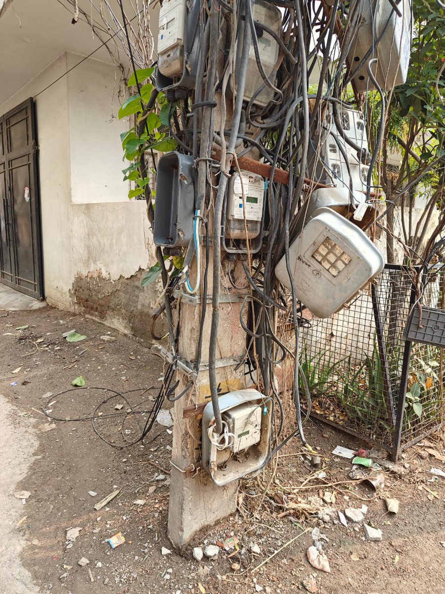 Ready to electrocute will CM Hr take note.An electric pole in Gurgaon Baraf Khana behind Federal Bank <a href="/cmohry/">CMO Haryana</a> <a href="/dcgurgaon/">Deepak Chutani</a>