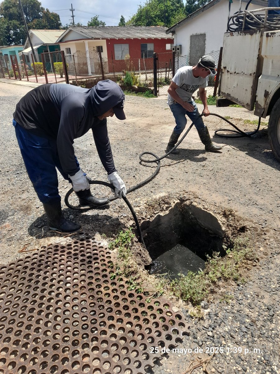 DidierJCalvo's tweet photo. #GenteQueSuma
Domingo de acción para dar solución a las obstrucciones más complejas en #1roDeEneroDeVictorias con el apoyo de los Carros Especializados y la Brigada de Mantenimiento de nuestra UEB de Acueducto y Alcantarillado Primero de Enero. 

#MejorEsPosible 
#LatirAvileño https://t.co/bCBWRtcPaO