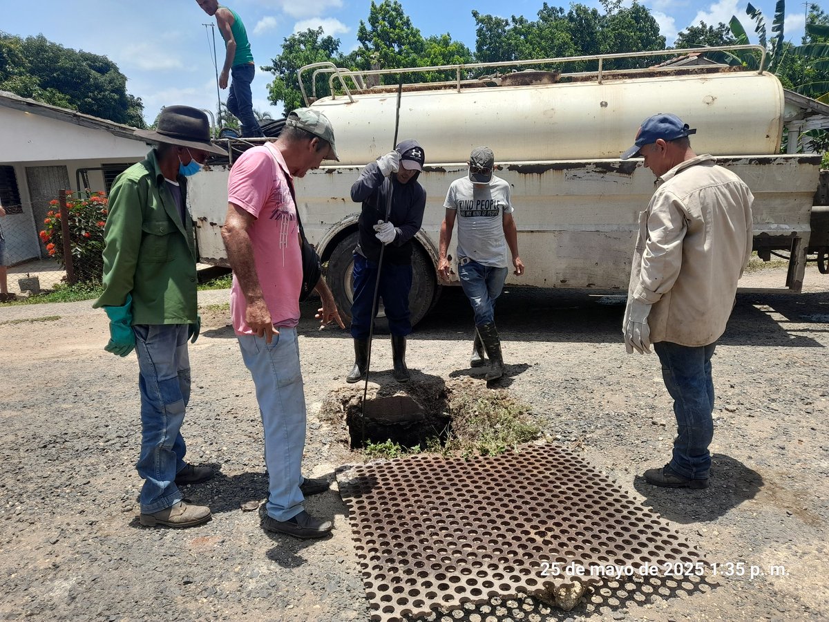 DidierJCalvo's tweet photo. #GenteQueSuma
Domingo de acción para dar solución a las obstrucciones más complejas en #1roDeEneroDeVictorias con el apoyo de los Carros Especializados y la Brigada de Mantenimiento de nuestra UEB de Acueducto y Alcantarillado Primero de Enero. 

#MejorEsPosible 
#LatirAvileño https://t.co/bCBWRtcPaO