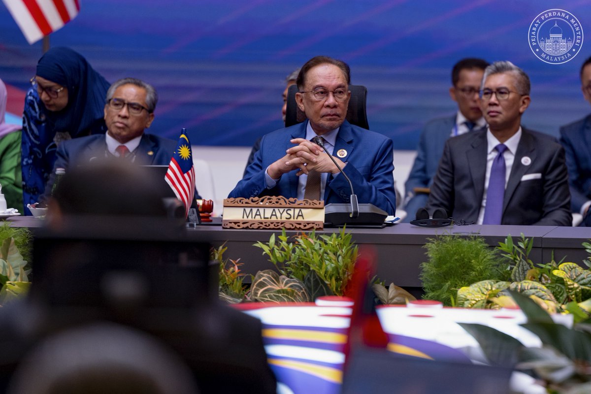 anwaribrahim's tweet photo. Pencapaian satu dekad sejak penubuhan Komuniti ASEAN, memberi semangat dan keyakinan baharu kepada rantau ini, yang dicerminkan oleh daya tahan luar biasa meskipun dunia kini semakin kompleks dan penuh cabaran. 

Saya lontarkan perkara penting itu sewaktu berucap pada sesi Plenary sempena Sidang Kemuncak ASEAN ke-46 yang bermula hari ini.

Mengambil kira peralihan dalam susunan geopolitik dan sistem perdagangan global kini, saya maklumkan bahawa pemusatan ASEAN dan persaudaraan antara negara-negara anggota penting untuk terus bersatu menghadapi cabaran yang ada ini secara bersama.

Menyentuh penganjuran Sidang Kemuncak ASEAN-GCC-China yang pertama, ini adalah cerminan kejayaan dalam membentuk semula corak kerjasama sejajar dengan realiti dunia multipolar hari ini hatta melambangkan kekuatan perpaduan blok serantau yang pastinya akan memberi kesan positif kepada dunia.

Saya turut nyatakan penghargaan Malaysia kepada dukungan semua pihak dalam memastikan bahawa kepengerusian ASEAN kali ini dapat membawa kita semua ke arah pertumbuhan yang adil dan mampan serta daya tahan yang berterusan.

//

Celebrating a decade of the ASEAN Community highlights our resilience in an increasingly complex global landscape. 

During my speech at the Plenary Session for the 46th ASEAN Summit, I emphasized the importance of unity and centrality among ASEAN Member States in facing geopolitical challenges. 

The historic first ASEAN-GCC-China Summit showcases a successful shift in cooperation models for a multipolar world and the strength of regional unity. 

I also thanked all parties for their support in ensuring Malaysia’s ASEAN Chairmanship leads us toward equitable, sustainable growth and lasting resilience.

#MalaysiaMADANI  
#MADANIBekerja
#ASEAN
#ASEAN2025