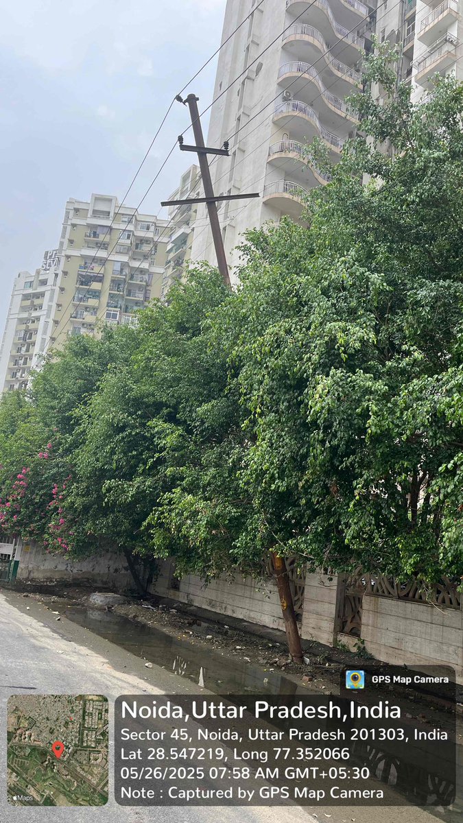Digv79's tweet photo. @UPPCLLKO @pvvnlgbnagar @PVVNLHQ There is still no action. We are just waiting for some mishappening. Present weather is  with strong wind, this can be catastrophic. Already untoward incident happened in Noida https://t.co/niTdmDW6oA