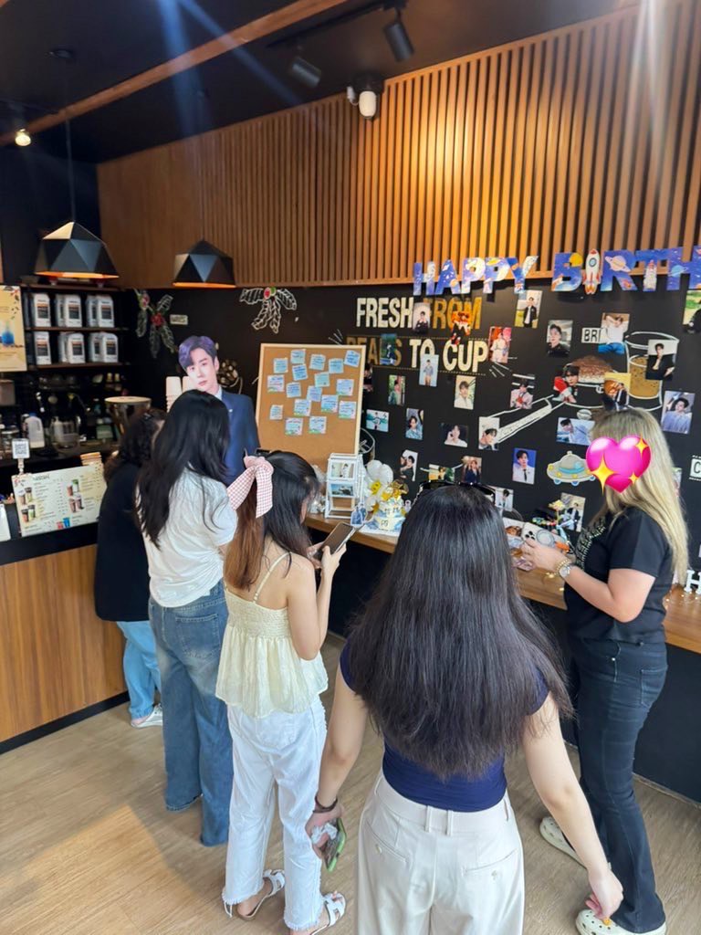 WeizhemingTH's tweet photo. เก็บตกบรรยากาศงาน Cafe Project Birthday #Weizheming 🎂 วันที่ 25 ค่ะ🩵 ขอขอบคุณชาวเว่ยซิงทุกท่านที่มาร่วมกิจกรรมกันนะคะ  🙇🏻‍♀️

📌Nescafé สามย่าน 23-35 in 🇹🇭
Cr. Project @WeizhemingTH 
#เว่ยเจ๋อหมิง #WeizhemingDay #魏哲鸣Miles #魏哲鸣 @WzmOfficial_ https://t.co/isZrCYvySg