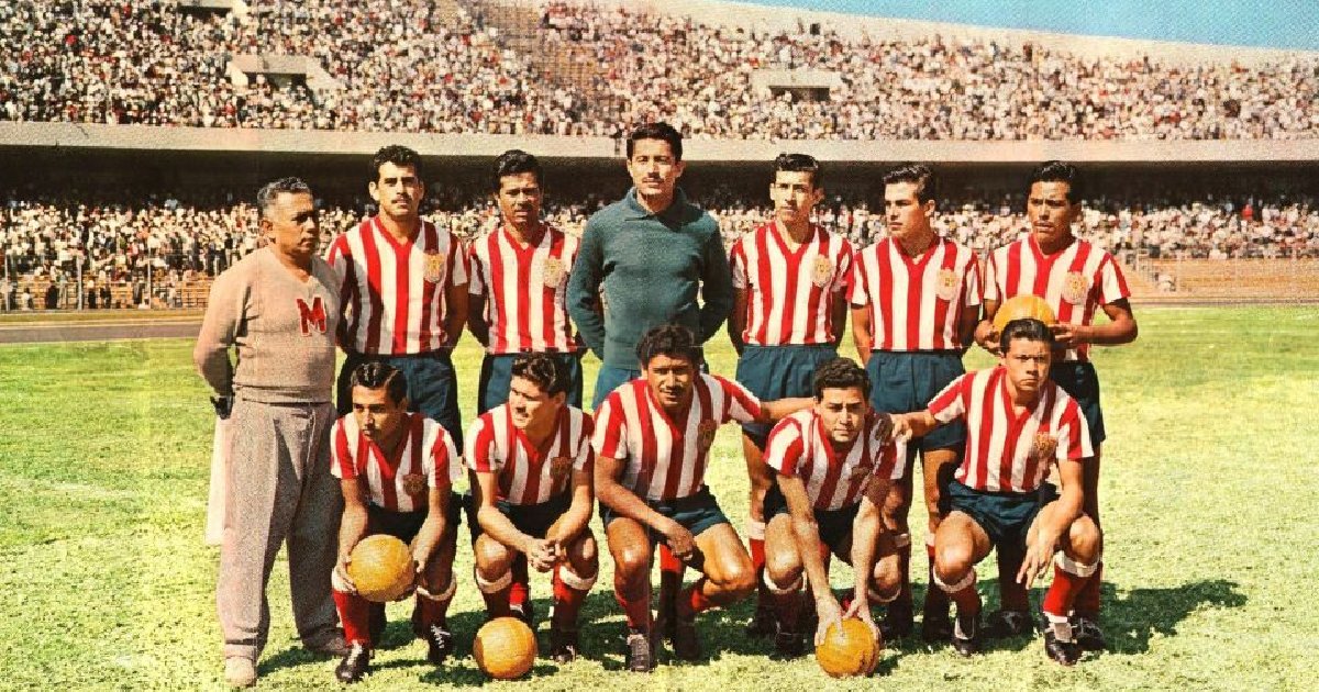 "Chivas de Guadalajara"

Porque el América perdió el tetracampeonato ante el Toluca y ellos siguen siendo los únicos que han ganado 4 títulos consecutivos en la Liga MX. En esa época todavía existían los dinosaurios, siguen viviendo del pasado los hijos de re mil putas.