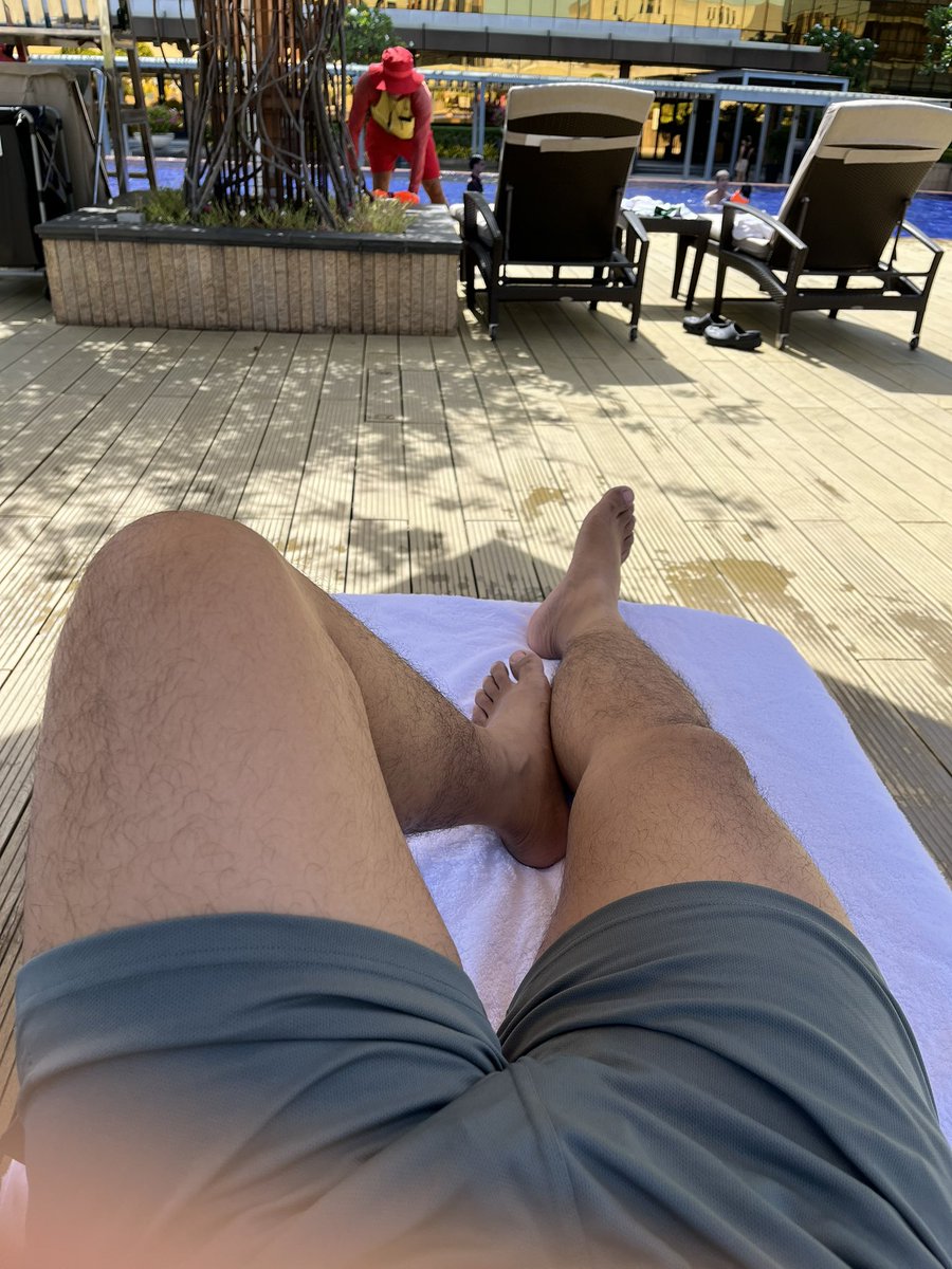 i_Fraust's tweet photo. Excuse my hairy legs 🤪 https://t.co/O9DJ4VFGh8