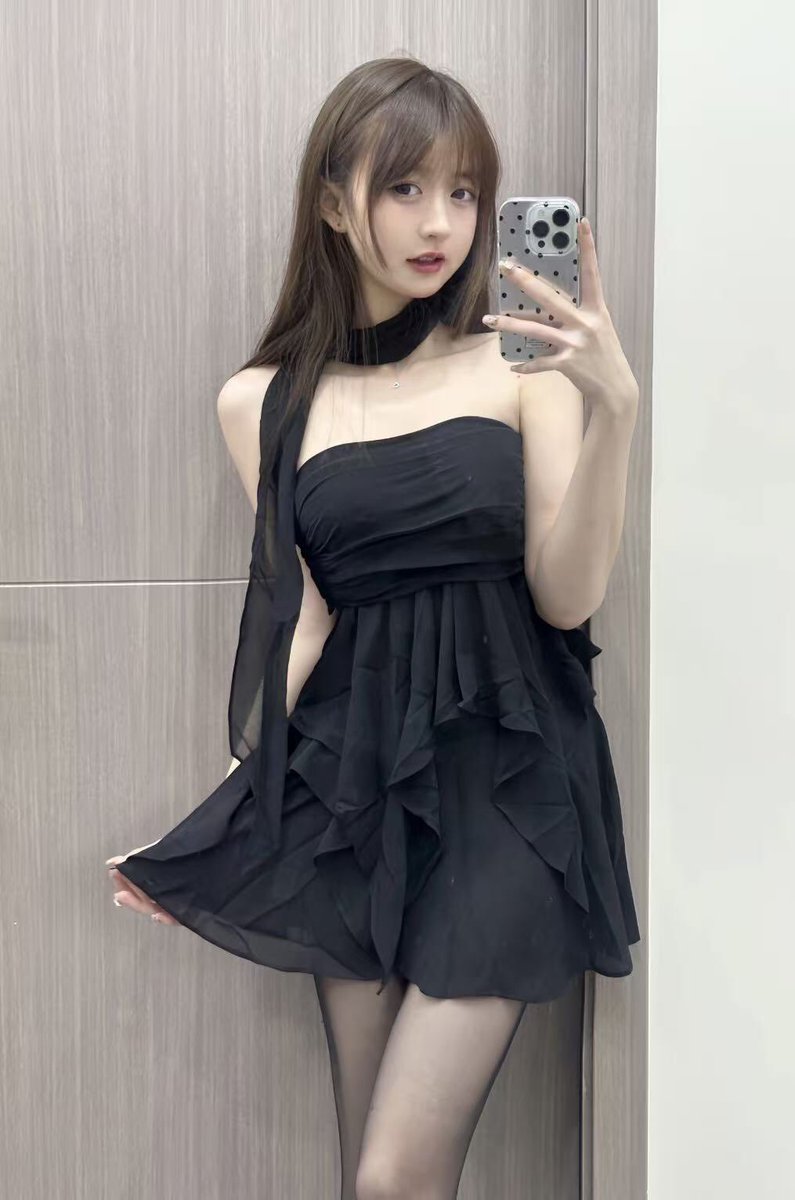 nini89897's tweet photo. 邻家黑丝小妹，喜欢光腿的还是黑丝的呢，#母狗 #反差 #女m #女大学生 https://t.co/anwXJ7zoqs