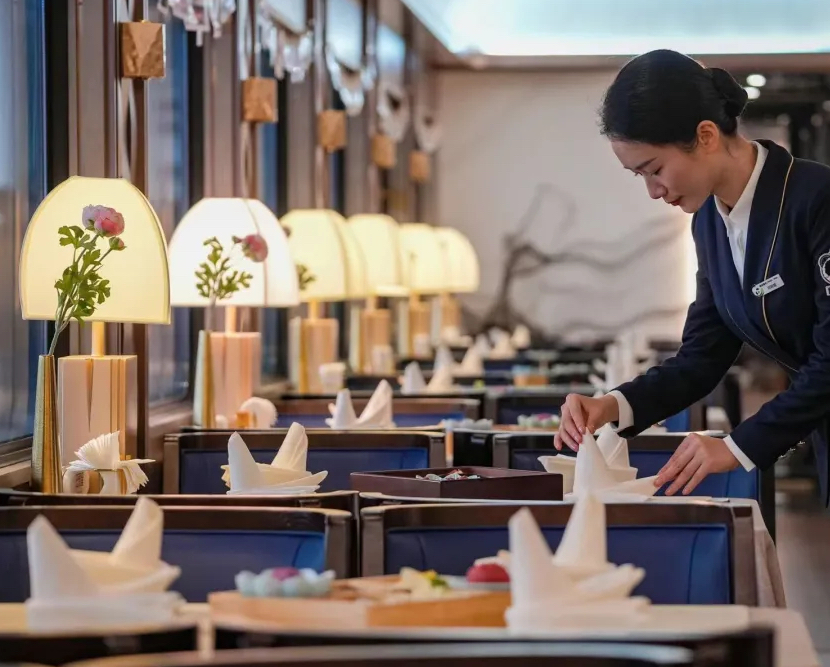 real_time_china's tweet image. The first-ever “Panda Train” from Chengdu has officially set off! This new way of exploring China by train is transforming rushed group tours into immersive journeys—bringing travel back to the poetry on the road.#ChinaTravel #PandaTrain #ChinaTrain #LuxuryTrainJourney