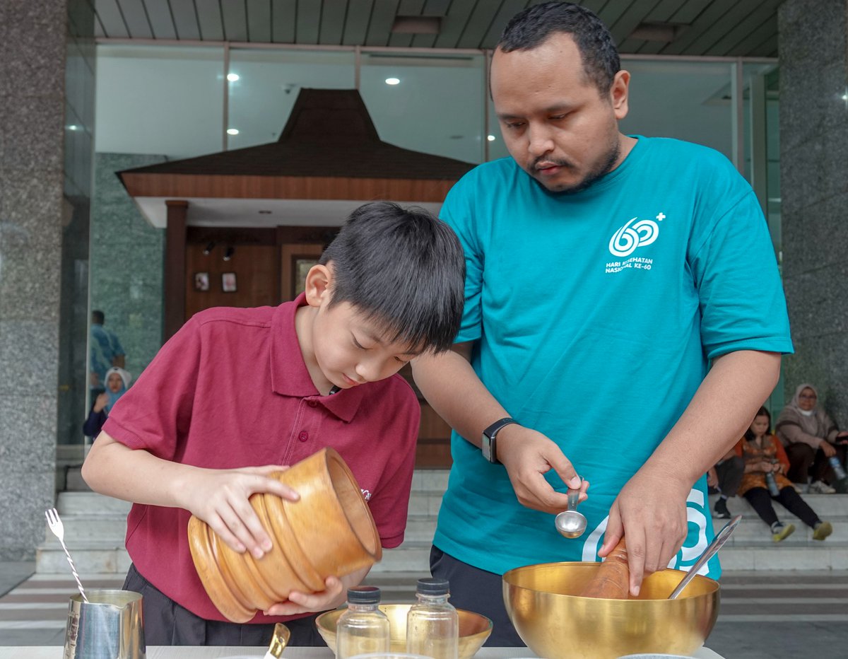 Kemenkes RI selenggarakan Praktek Pembuatan Jamu sebagai salah satu kegiatan untuk menyambut #HariJamuNasional2025.

Simak informasi lengkapnya melalui farmalkes.kemkes.go.id/2025/05/meriah…

Salam Sehat!
#KemenkesRI #Farmalkes #TjapNyonyaKaya #SehatBergaya #Jamu