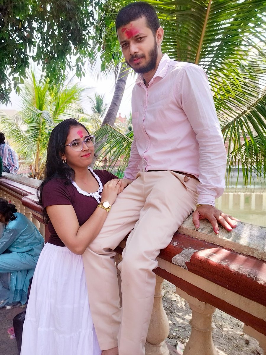 Debajitrocky's tweet photo. পৰিয়ালৰ লগত আৰাধ্যৰ চৰণত https://t.co/VsBC20rLHe