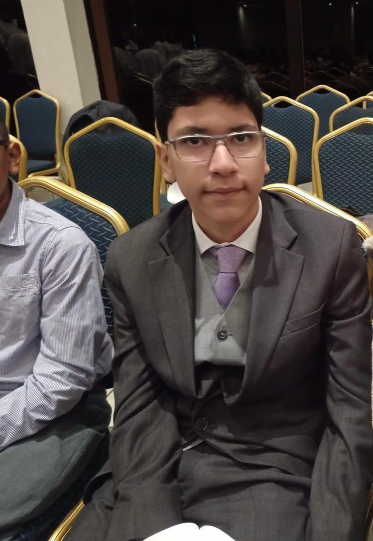 #ElSalvador | La familia del adolescente Gabriel Martínez solicita ayuda para dar con su paradero. 

Su tía afirma que el joven salió este domingo por la tarde de su vivienda, en la colonia La Rábida rumbo a la colonia Jardines de Monpegón. 

El joven vestía una camisa gris y