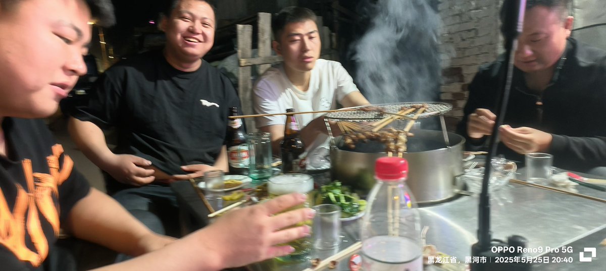 BUSLau123's tweet photo. 跟着同事聚餐，吃烧烤 https://t.co/f3S6yxb7Dp