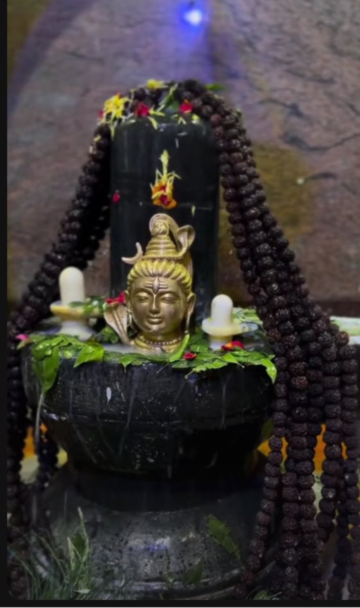 शिव की महिमा, शिव से प्यार.. 
शिव में श्रद्धा और शिव ही संसार..॥ 🙌🏻🚩

|| ॐ नमस्त्राय शंभवे ||

#Harharmahadev 
#LordShiva