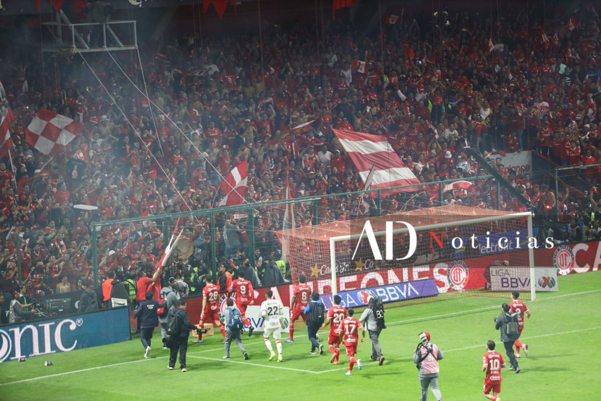 ADNoticiasMex's tweet photo. 👹 | ¡Celebra, campeón! La grandeza de Toluca festejando. 🏟
El infierno esta de fiesta, el Diablo no duerme esta noche y las gargantas no dejan de cantar. ⚽️
📸 Adriana García | AD Noticias
🔗https://t.co/vDfM8Mhqlz
#TolucaFC #LigaMX #Campeón #LaONCE https://t.co/ERf4nSAOaP