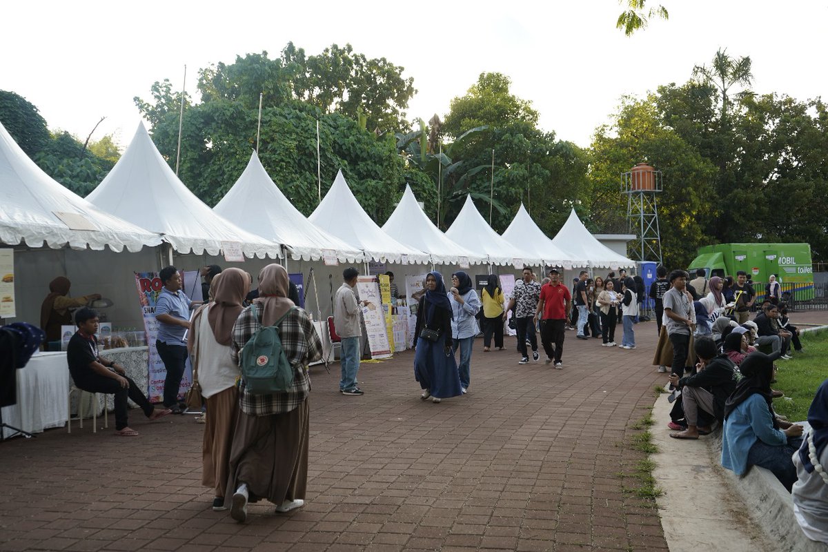 🎪 Gema Kampus 2025 makin meriah dengan Pameran Inovasi &amp; Pop Art Market!

Unhas x Akar Indonesia hadirkan 33 booth penuh karya keren, dari teknologi pertanian sampai tenun Lontara Shibori siap paten!

Langkah nyata Unhas bawa solusi, bukan cuma teori 💡🔥