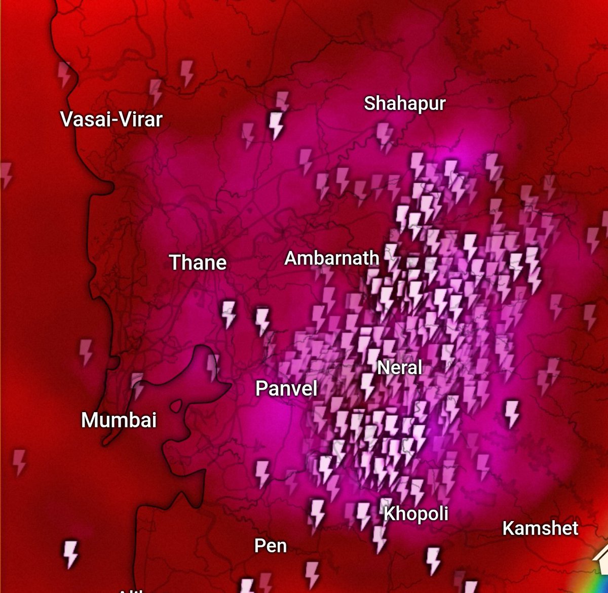 shetty_athreya's tweet image. Exactly as per warnings issued yesterday, this morning has seen back to back #MumbaiRains downpours 🌧️⚡

A 15 km tall thunderstorm struck #Badlapur to #Karjat belt around 6am, giving very heavy rains as it moved to north #Raigad! 

Another intense thunderstorm formed by 8 am