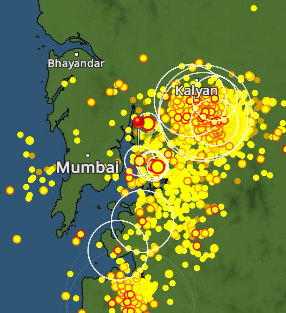 shetty_athreya's tweet image. Exactly as per warnings issued yesterday, this morning has seen back to back #MumbaiRains downpours 🌧️⚡

A 15 km tall thunderstorm struck #Badlapur to #Karjat belt around 6am, giving very heavy rains as it moved to north #Raigad! 

Another intense thunderstorm formed by 8 am