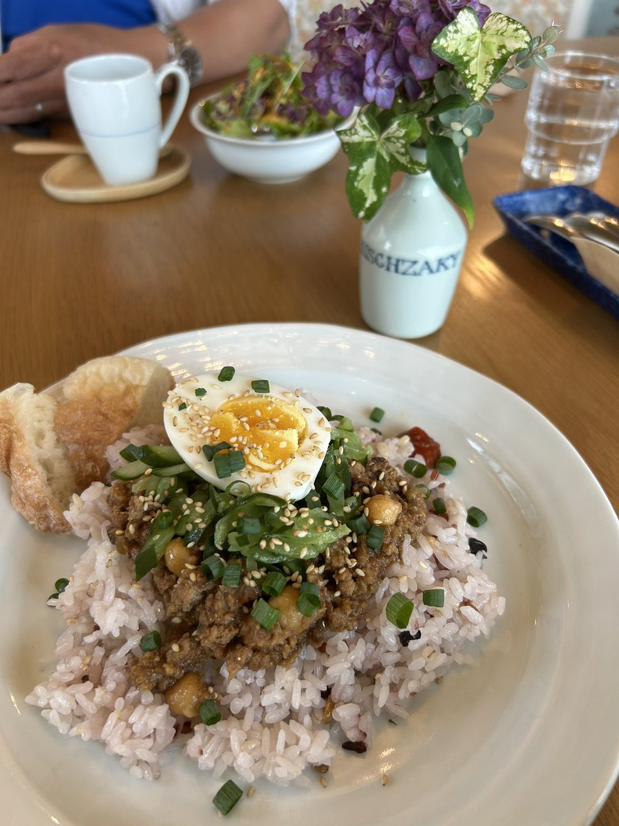 久しぶりにアルミロさんでランチ♪
きのうの試合について楽しくおしゃべりできて良かったです🇫🇷

#カフェドアルミロ
#ひよこ豆と三元豚のじゃじゃごはん
#勝つっていいよね