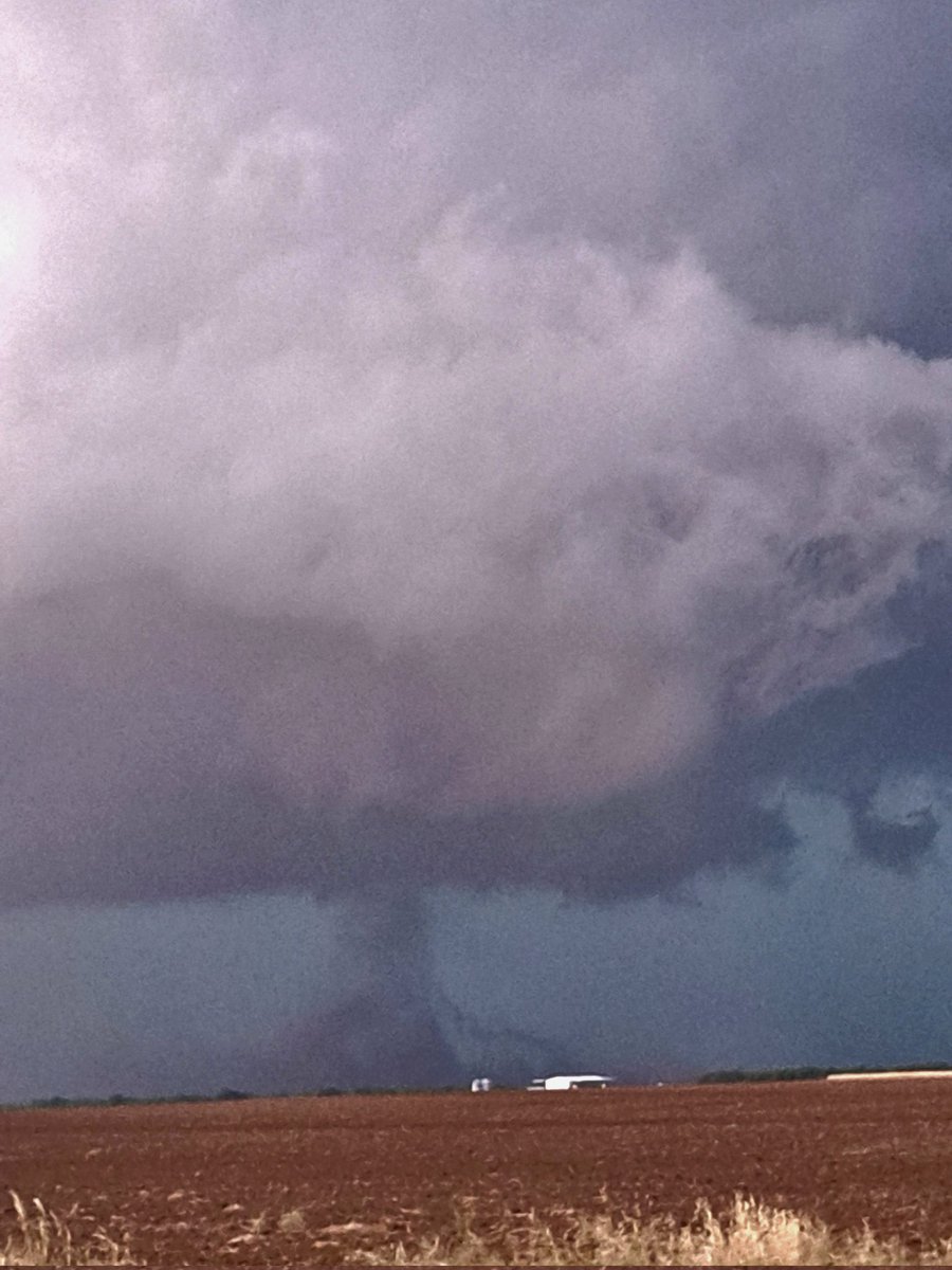 Een bijzonder spectaculaire dag hebben we achter de rug in het westen van Texas. 3 tornado's, spectaculaire luchten en vooral bizar veel knallend onweer. Het was wel weer een dag van de buitencategorie! Soms best beangstigend. Respect voor moeder natuur.