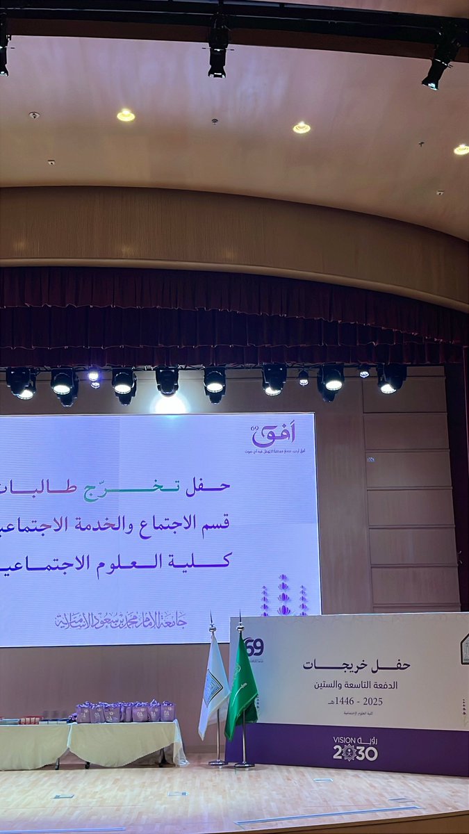 28ll1's tweet photo. بحمد الله وتوفيقه، أحتفلت بالامس بتخرجي من جامعة الامام محمد بن سعود الاسلامية، تخصص الخدمة الاجتماعية حاصلة على مرتبة الشرف الأولى.
كذلك تشرفت بتولي مهام قائدة التنظيم في حفل التخرج، وكان من دواعي فخري أن يتم تكريمي خلال هذا اليوم الاستثنائي.
افق💜.
يوم لاينسى ٥/٢٥/٢٠٢٥💜 https://t.co/goUlK3RK9i
