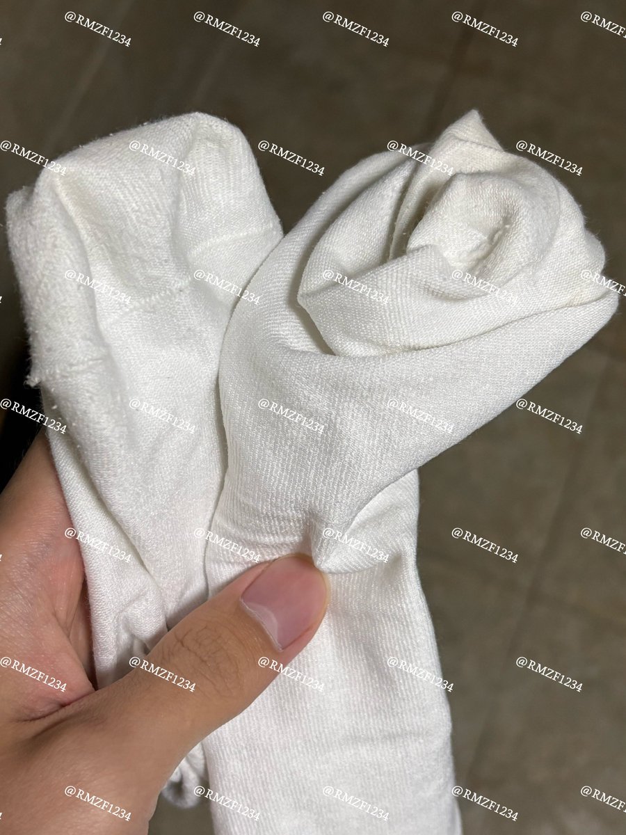 女友闺蜜来家里住，衣物直接放门边上，她的袜子味道和女友不一样，是另一种淡香+微酸
#女友闺蜜 #白袜 #棉袜 #原味 #胸罩 #内衣 #恋足 #足控